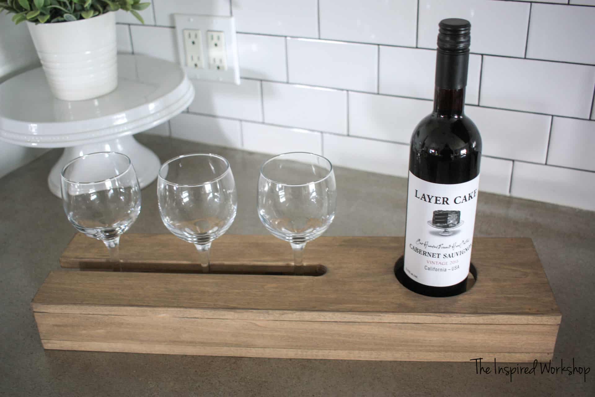 DIY reclaimed wood wine bottle and glass caddy - DIY projects for