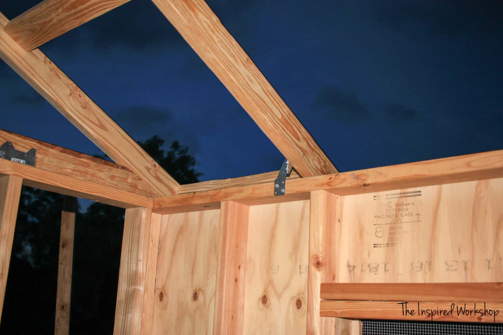 Building of the chicken coop, attaching the roof rafters