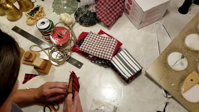 Wrapping the wood of the gift bag to make the gift bag christmas ornament