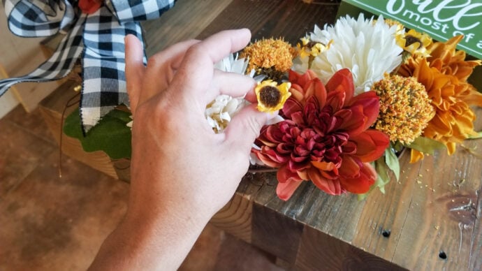 adding daisies to the fall wreath